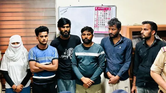 गिरफ्त में आए लुटेरे।