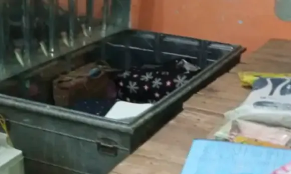 चोरी के बाद घर में बिखरा पड़ा सामान।