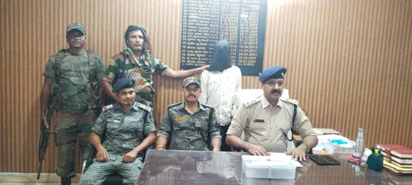 पत्रकारों से बातचीत करते थाना प्रभारी व पीछे खड़ा आरोपित