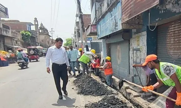 को नाला सफाई कार्य का नगर आयुक्त डॉ. बिपिन कुमार के द्वारा प्रातः काल निरीक्षण