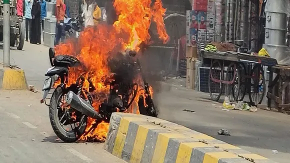 बाइक में लगी आग, बाइक जलकर हुई राख