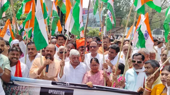 शहर में निकाली गई तिरंगा रैली में शामिल पलामू के सांसद, विधायक, पूर्व विधायक, भाजपा नेता व अन्य।