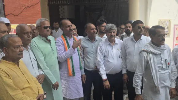 प्रदर्शन करते कांग्रेसी नेता।