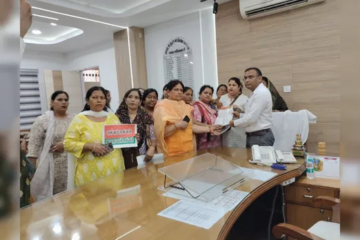 Ghaziabad: समाजवादी महिला सभा ने सोफिया कुरैशी पर आपत्तिजनक बयान के विरोध में सौंपा ज्ञापन