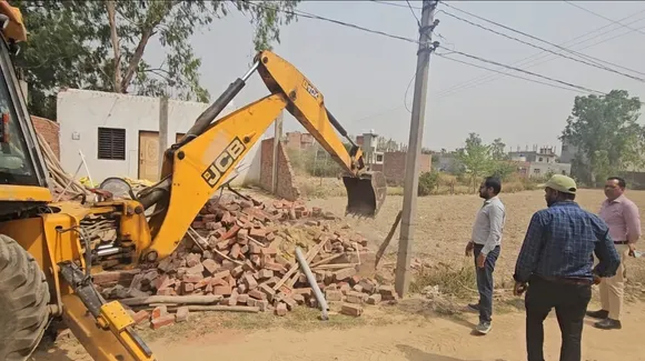 कब्ज़ा हटाती टीम 