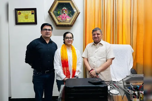 गाजियाबाद: ऑल इंडिया सेकेंड टॉपर भाविका अरोड़ा ने पूर्व सांसद अनिल अग्रवाल से की शिष्टाचार भेंट