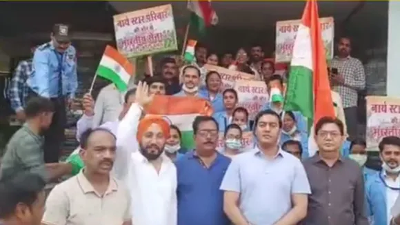 तिरंगा यात्रा निकालते लोग