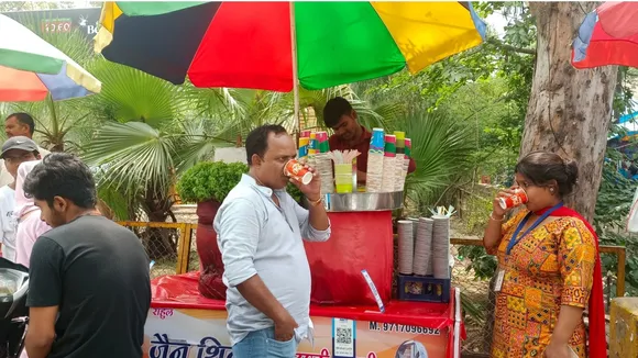 शिकंजी पीते लोग