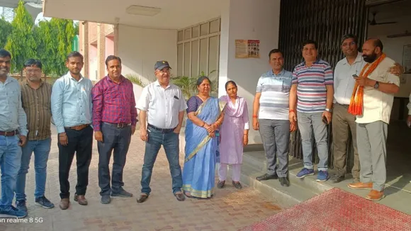 विरोध प्रदर्शन करते लोग।