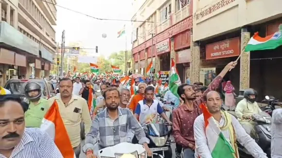 तिरंगा यात्रा निकालते लोग।
