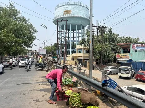गर्रा पुल के किनारे अवैध रूप से लगी सब्जी की दुकानो को हटाता  दुकानदार 