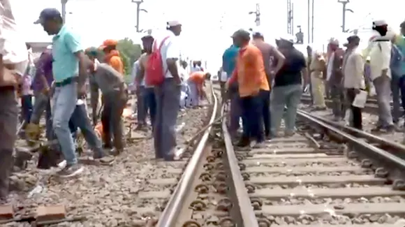 RAIPUR RAIL DERAILED NEWS