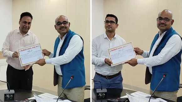 पेट्रोल पंप मालिकों को सम्मानित करते जिलाधिकारी।
