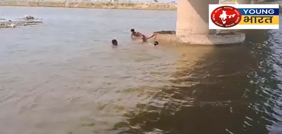  गोताखोर शवों को नदी में  तलाशते 