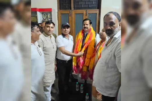 ओह तेरी! भाजपा के कार्यक्रम शामिल हुआ गैंगस्टर का आरोपी, पूर्व मंत्री का स्वागत करने पर मचा बवाल 