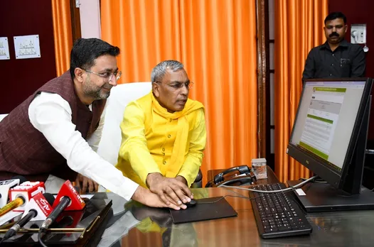 मदरसा बोर्ड का रिजल्ट जारी करते 