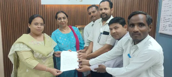 बीएसए से मिले शिक्षामित्र सौंपा ज्ञापन