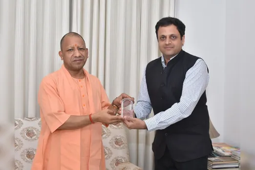 पेरिस में गाजियाबाद नगर निगम को मिला ग्लोबल वॉटर अवार्ड, मुख्यमंत्री को भेंट की गई ट्रॉफी