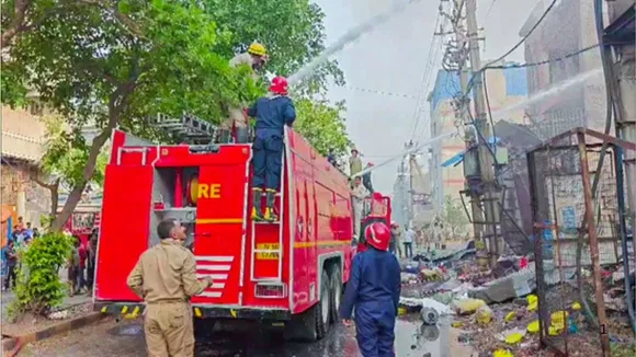delhi, shahdara, e-rickshaw, charging station, fire, two dead