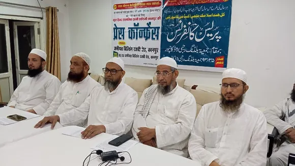 हेल्प लाइन की जानकारी देते लोग। 