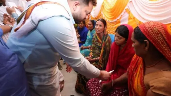 Tejashwi Yadav giving cash