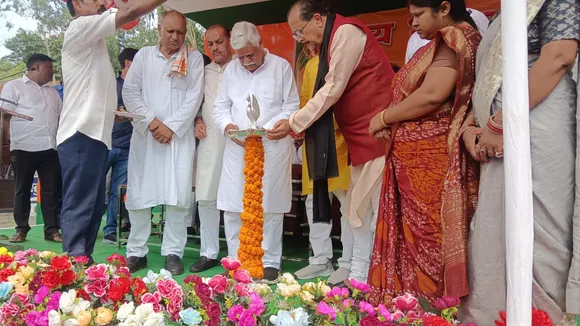 योजना का शिलान्यास करते झारखंड के वित्त मंत्री राधा कृष्ण किशोर व पलामू के सांसद वीडी राम