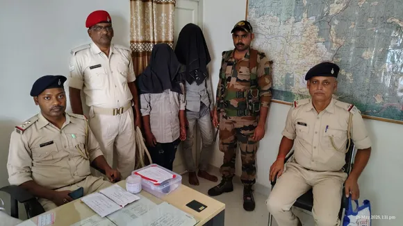 पत्रकारों को जानकारी देते एसआई, पीछे खड़ा आरोपित
