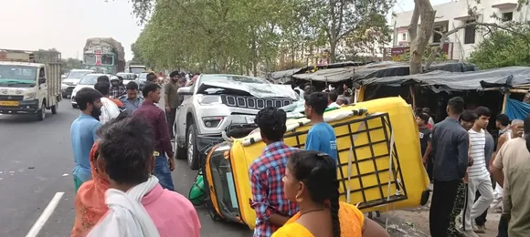 गाड़ी ने सवारियों से भरे दो टेंपो को टक्कर मार गाड़ी ने सवारियों से भरे दो टेंपो को टक्कर मार 