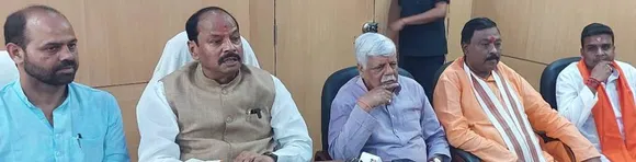 मेदिनीनगर परिसदन में संवाददाताओं से बातचीत करते झारखंड के पूर्व मुख्यमंत्री रघुवर दास व  अन्य।