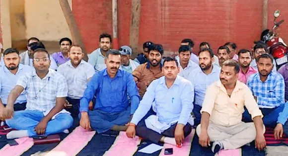 शाहजहांपुर में एसई कार्यालय में धरने पर बैठे अ​भियंता।
