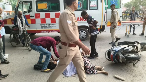 एक्सीडेंट के बाद मौके पर पहुंची एंबुलेंस और पुलिस।