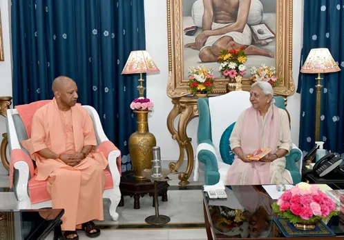 राज्यपाल से मिलते मुख्यमंत्री योगी आदित्यनाथ 