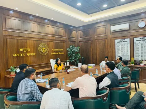 बैठक करती मंडलायुक्त 