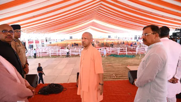 निरीक्षण करते मुख्यमंत्री योगी आदित्यनाथ।