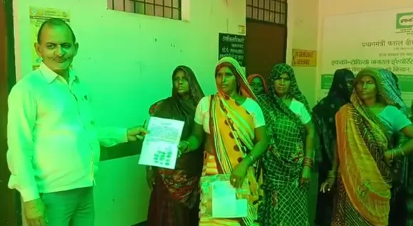 महिलाओं ने एसडीएम ऑफिस में की शिकायत