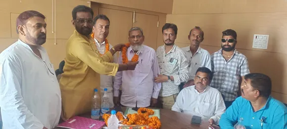बैठक में पलामू जिला राजद के निर्वाचन पदाधिकारी का स्वागत करते प्रदेश उपाध्यक्ष सैयद समी अहमद