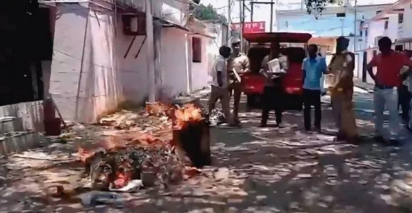 निष्प्रयोज्य स्टांप पेपरों को जलाकर नष्ट कर दिया गया।