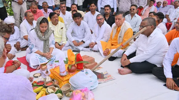 पूजन करती शुभम की पत्नी व सतीश महाना तथा अन्य।