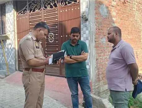  पुलिस को चोरी की घटना की जानकरी देते कॉलोनी के लोग 