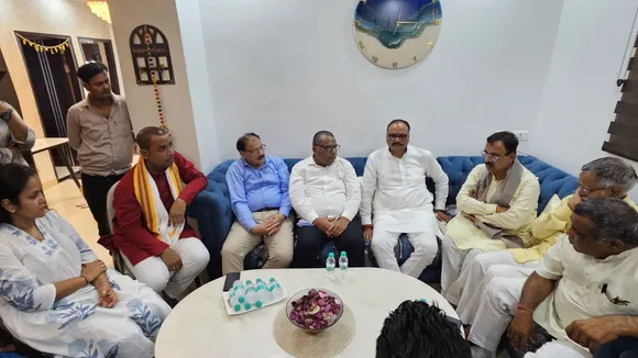शुभम के घर पर डिप्टी सीएम बृजेश पाठक।