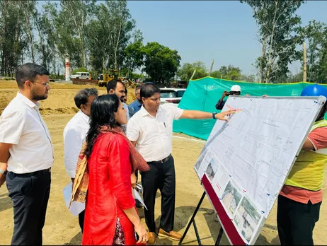 निरीक्षण के दौरान मंडलायुक्त 