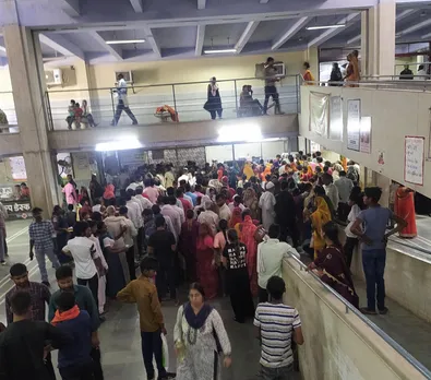मेडिकल कॉलेज में पर्चा बनाने के लिए लगी मरीजों की भीड़