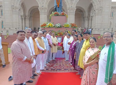 चौधरी चरण सिंह की प्रतिमा पर नेता 