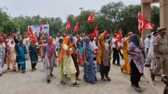 Farmers' Mahapanchayat at Collectorate, government accused of breaking promises,