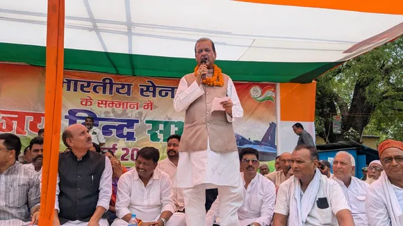 मेदनी नगर में कांग्रेस की आयोजित जैन सभा में बोलते पूर्व केंद्रीय मंत्री सुबोधकांत सहाय व मंचासीन पूर्व केंद्रीय मंत्री केएन त्रिपाठी व अन्य।