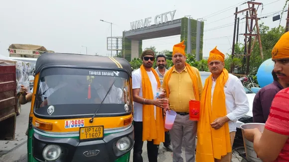 प्रसाद वितरण 