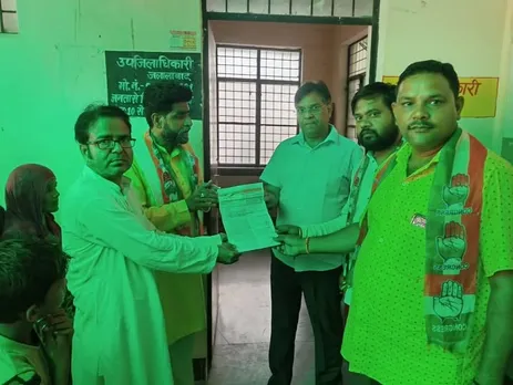 कांग्रेस नेता आलोक शर्मा एडवोकेट उप जिलाधिकारी दुर्गेश यादव दो सूत्रीय ज्ञापन सौंपाते