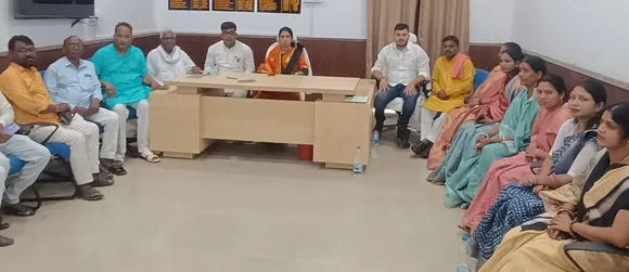 बैठे करते जिला परिषद अध्यक्ष उपाध्यक्ष एवं सदस्यगण