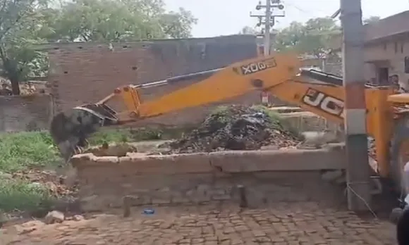 एसडीएम के आदेश परतालाब की भूमि पर जेसीबी मशीन से हटाते अवैध कब्जा
