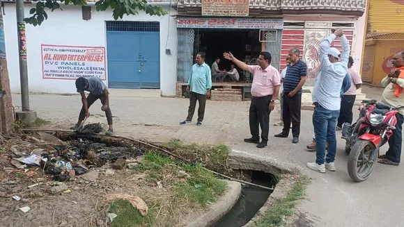 प्रातःकाल में खिरनीबाग क्षेत्र में सफ़ाई कार्य का निरीक्षण पार्षद श्रीमती सोनी मिश्रा